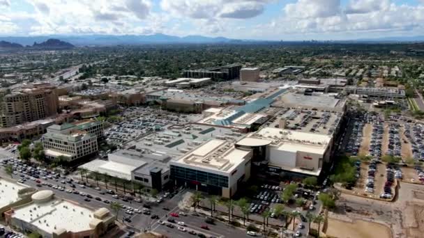 Vista aérea del mega centro comercial en Scottsdale, Arizona al este de la capital del estado Phoenix . — Vídeos de Stock