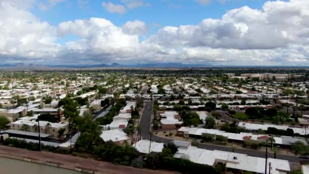 Luftaufnahme der Wüstenstadt Scottsdale in Arizona östlich der Hauptstadt Phoenix. — Stockvideo