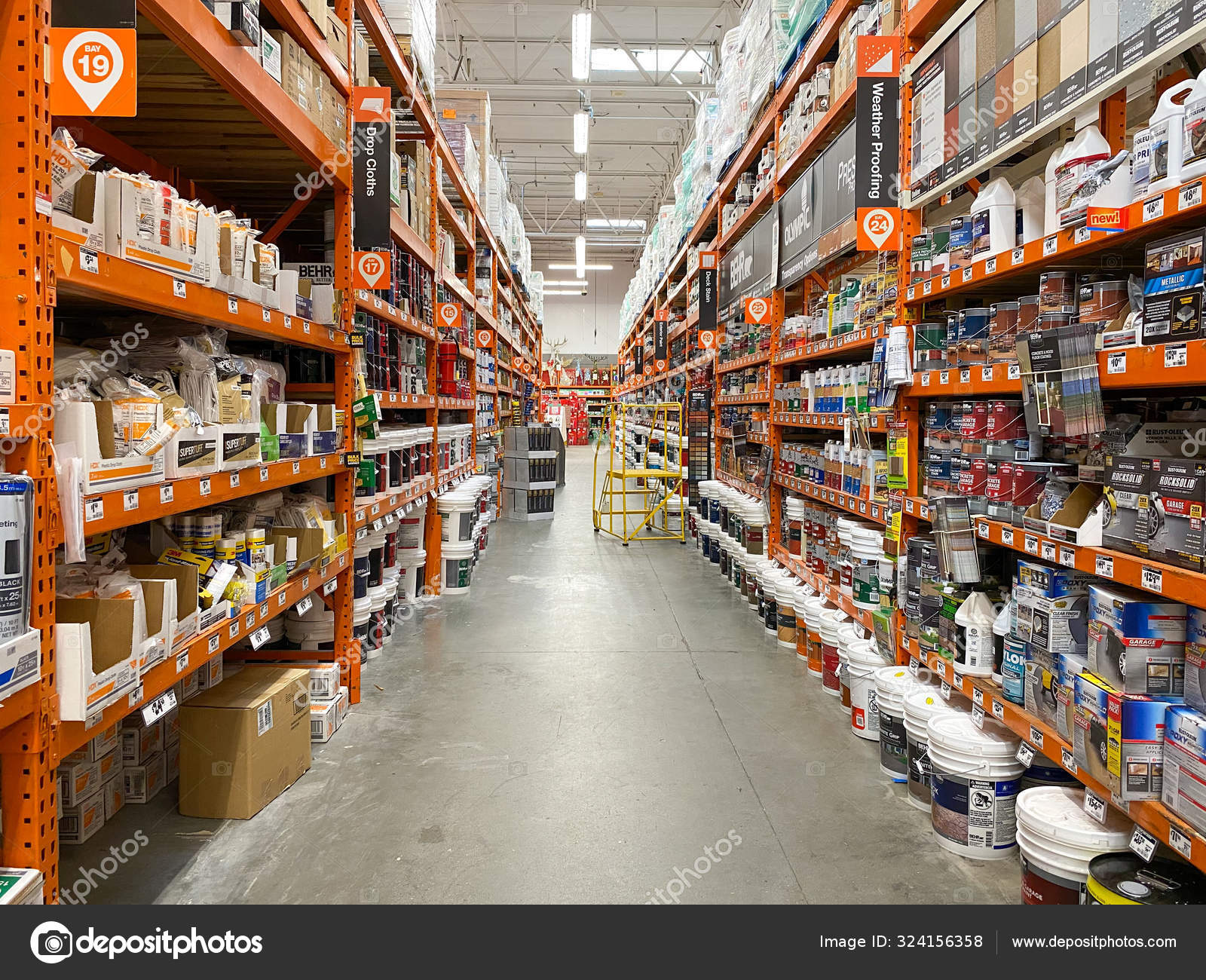 Aisle at The Home Depot hardware store, San Diego, USA – Stock Editorial  Photo © bonandbon #324156358