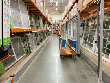 The Home Depot nalbur dükkanındaki koridor, San Diego, Usa
