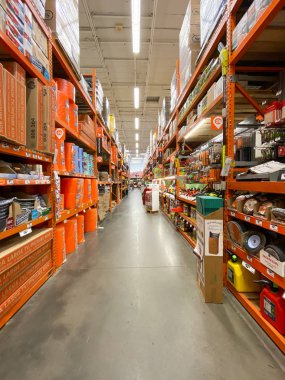 The Home Depot nalbur dükkanındaki koridor, San Diego, Usa