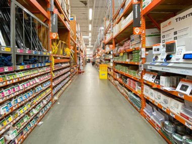 The Home Depot nalbur dükkanındaki koridor, San Diego, Usa