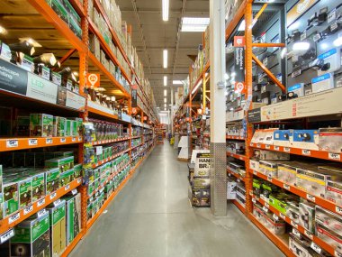 The Home Depot nalbur dükkanındaki koridor, San Diego, Usa