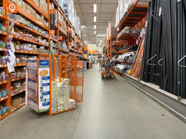 The Home Depot nalbur dükkanındaki koridor, San Diego, Usa