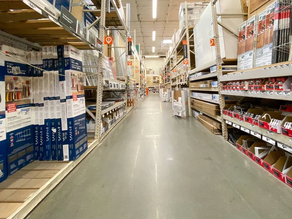 Aisle at The Home Depot hardware store, San Diego, Usa — 图库照片