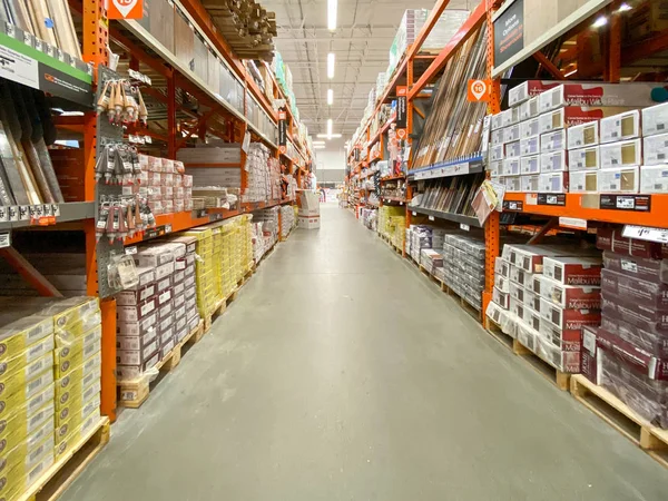 Aisle at The Home Depot hardware store, San Diego, Usa — стокове фото