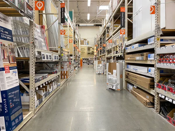 Aisle at The Home Depot hardware store, San Diego, Usa — 图库照片