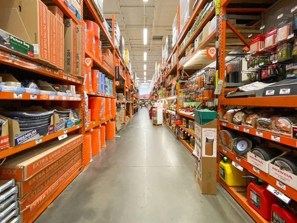 Aisle at The Home Depot hardware store, San Diego, Usa — 图库照片