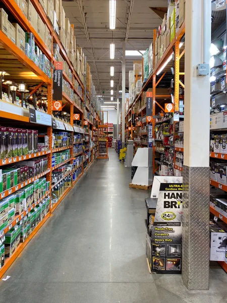 Aisle at The Home Depot hardware store, San Diego, Usa — 图库照片