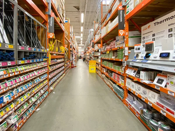 Aisle at The Home Depot hardware store, San Diego, Usa — стокове фото