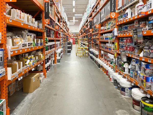 Aisle at The Home Depot hardware store, San Diego, USA — Stock Photo, Image