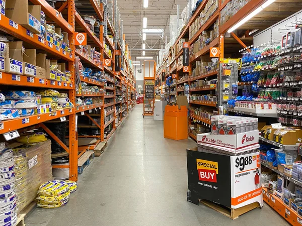 Aisle at The Home Depot hardware store, San Diego, Usa — стокове фото