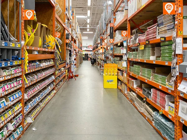 Aisle at The Home Depot hardware store, San Diego, Usa — 图库照片