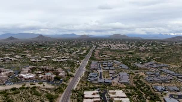 Arizona 'daki Scottsdale çöl şehrinin havadan görünüşü. Eyalet başkenti Phoenix' in doğusu.. — Stok video