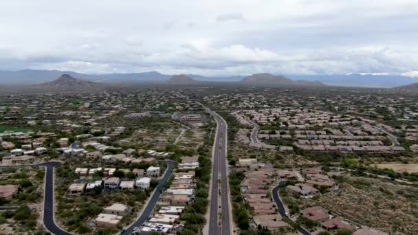 Вид с воздуха на пустынный город Скоттсдейл в Аризоне к востоку от столицы штата Феникса . — стоковое видео