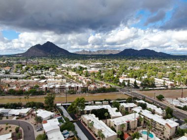 Arizona 'daki Scottsdale çöl şehrinin havadan görünüşü. Eyalet başkenti Phoenix' in doğusu.. 