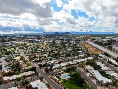 Arizona 'daki Scottsdale çöl şehrinin havadan görünüşü. Eyalet başkenti Phoenix' in doğusu.. 
