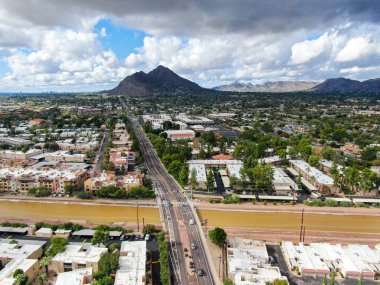 Scottsdale 'in havadan görünüşü ve küçük nehir, Arizona' da çöl şehri eyalet başkenti Phoenix 'in doğusu. Usa