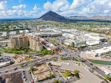 Scottsdale, Arizona 'daki mega alışveriş merkezinin havadan görüntüsü.. 