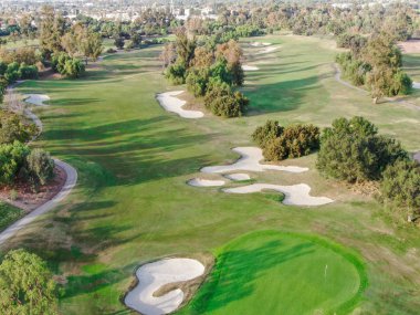 Golf sahasının üzerinde hava manzarası var.