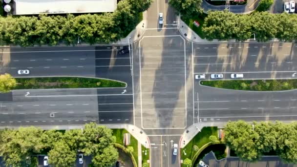 Vista aerea dall'alto della strada cittadina con piccolo traffico nel quartiere degli affari di Irvine — Video Stock