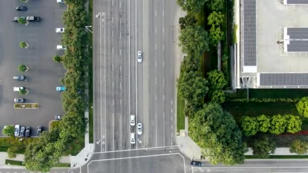 Luftaufnahme der Stadtstraße mit geringem Verkehrsaufkommen im Geschäftsviertel in Irvine — Stockvideo