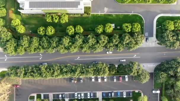 Vista aérea superior da estrada da cidade com pequeno tráfego no distrito de negócios em Irvine — Vídeo de Stock