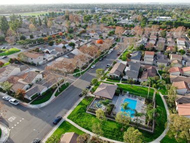 Yan yana evleri olan orta sınıf banliyö mahallesinin havadan görünüşü