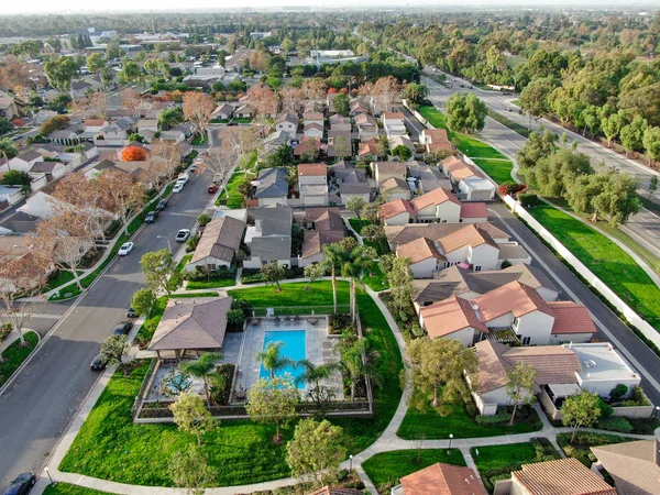 Vista aérea del barrio suburbano de clase media con casas al lado de cada uno de los otros — Foto de Stock