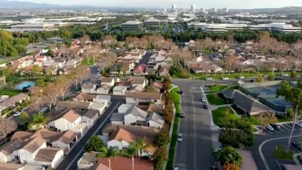 Vista aérea del barrio suburbano de clase media con casas una al lado de la otra — Vídeos de Stock