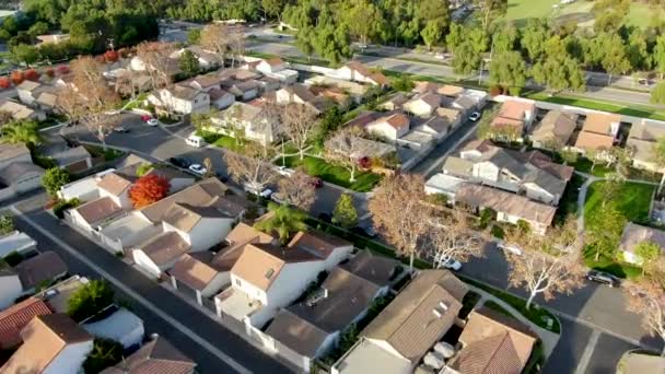 Vue aérienne du quartier de banlieue de classe moyenne avec des maisons les unes à côté des autres — Video