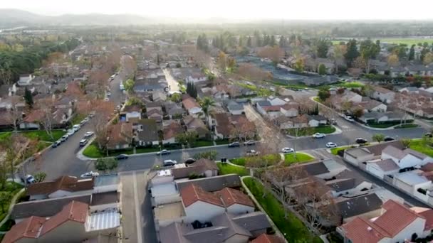 Vista aérea del barrio suburbano de clase media con casas una al lado de la otra — Vídeo de stock
