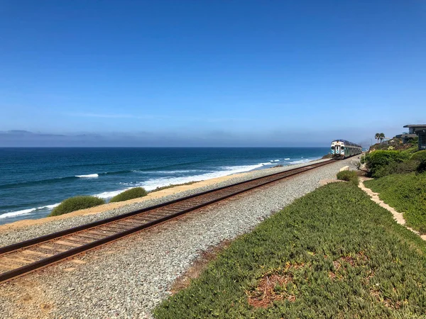 Treno Amtrak Pacific Surfliner con oceano blu e cielo blu — Foto Stock