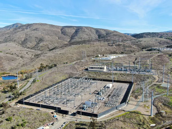 Estación eléctrica de alta tensión con fondo seco de montaña — Foto de Stock