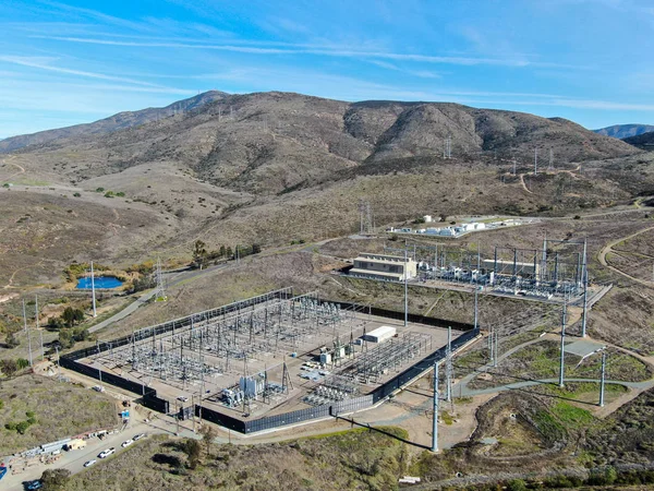 Estación eléctrica de alta tensión con fondo seco de montaña — Foto de Stock