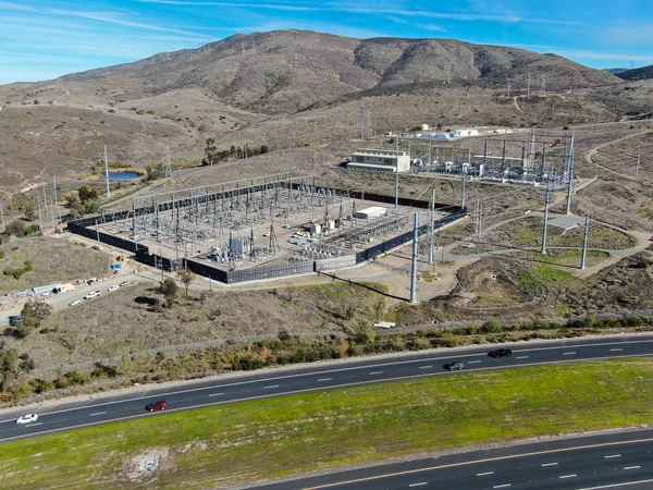 Estación eléctrica de alta tensión con fondo seco de montaña — Foto de Stock