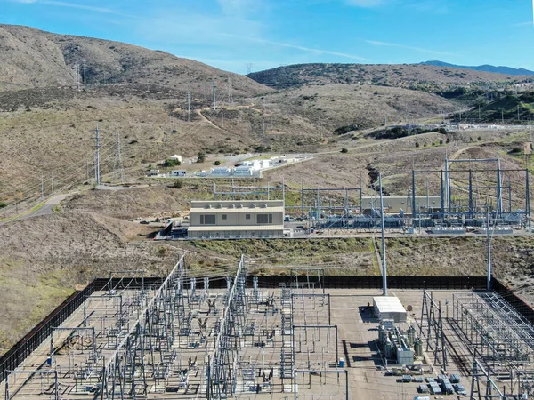 Estación eléctrica de alta tensión con fondo seco de montaña — Foto de Stock