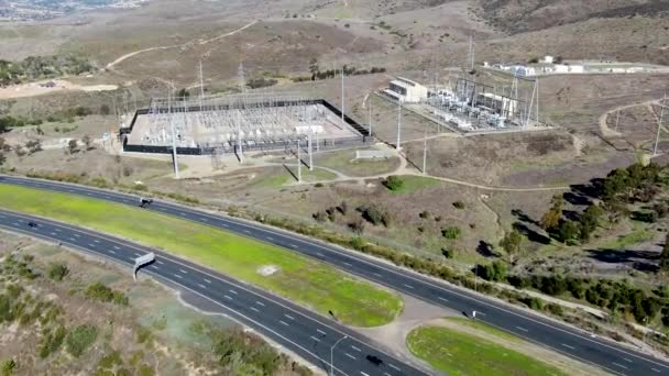 Central elétrica de alta tensão com fundo de montanha seco — Vídeo de Stock