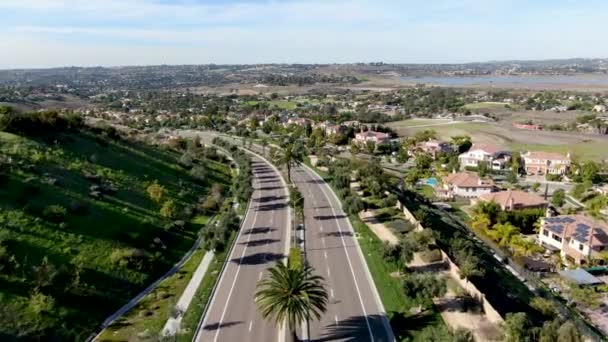 Vue aérienne de la petite route de quartier avec lotissement résidentiel moderne maisons de luxe 