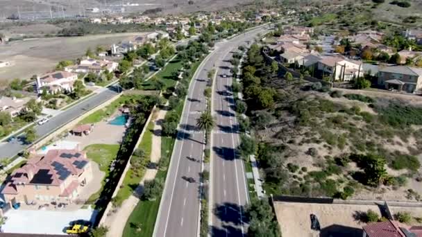 Vue aérienne de la petite route de quartier avec lotissement résidentiel moderne maisons de luxe 