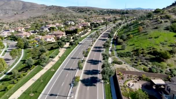 Luchtfoto van kleine buurt weg met residentiële moderne onderverdeling luxe huizen — Stockvideo