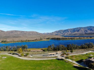 Otay Gölü 'nün önündeki mavi gökyüzü ve dağlı küçük parkın havadan görünüşü