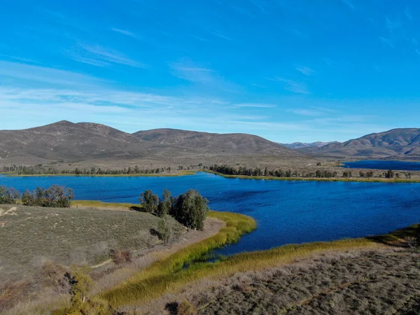 Αεροφωτογραφία της λίμνης Otay Reservoir με γαλάζιο ουρανό και βουνό — Φωτογραφία Αρχείου