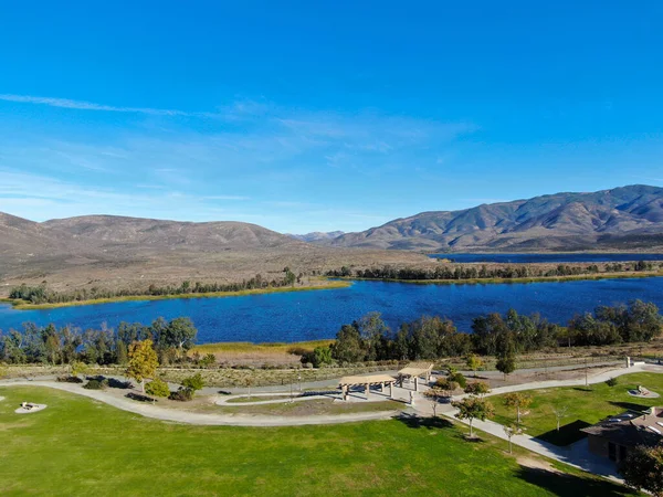 Otay Gölü 'nün önündeki mavi gökyüzü ve dağlı küçük parkın havadan görünüşü
