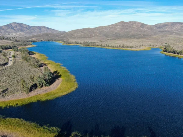 蓝天、青山的奥泰湖水库空中景观 — 图库照片