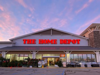 Mağaza girişinde Irvine, California, Usa 'da gün batımının renklendirildiği yer..