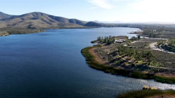 Luchtfoto van Otay Lake Reservoir met blauwe lucht en berg — Stockvideo