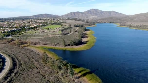 Вид с воздуха на озеро Отай с голубым небом и горы — стоковое видео