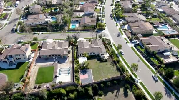 Vista aérea de la pequeña calle de barrio con casas de lujo residenciales de subdivisión moderna — Vídeos de Stock