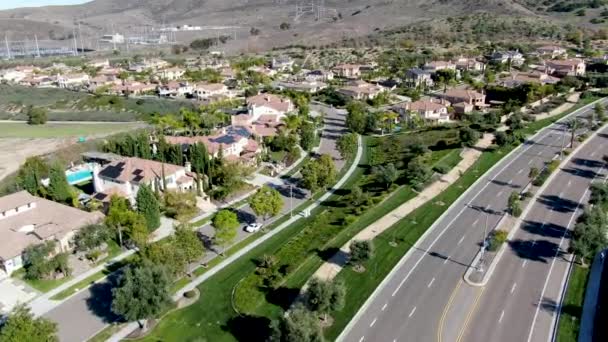 Vista aérea de la pequeña calle de barrio con casas de lujo residenciales de subdivisión moderna — Vídeos de Stock